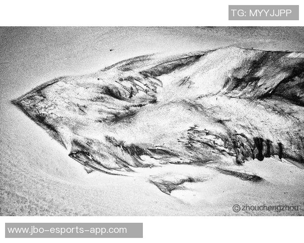 素描艺术展现足球巨星风采细节与魅力的独特视角