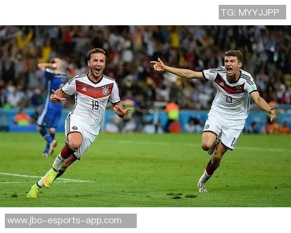 足球传奇人物与历史瞬间全解析 足球明星成长轨迹与辉煌时刻回顾