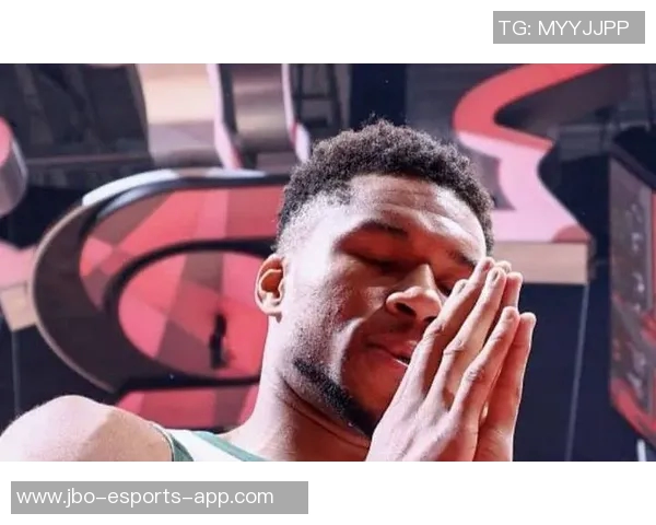 百大足球星首位名字母哥展现领袖风范与无限潜力